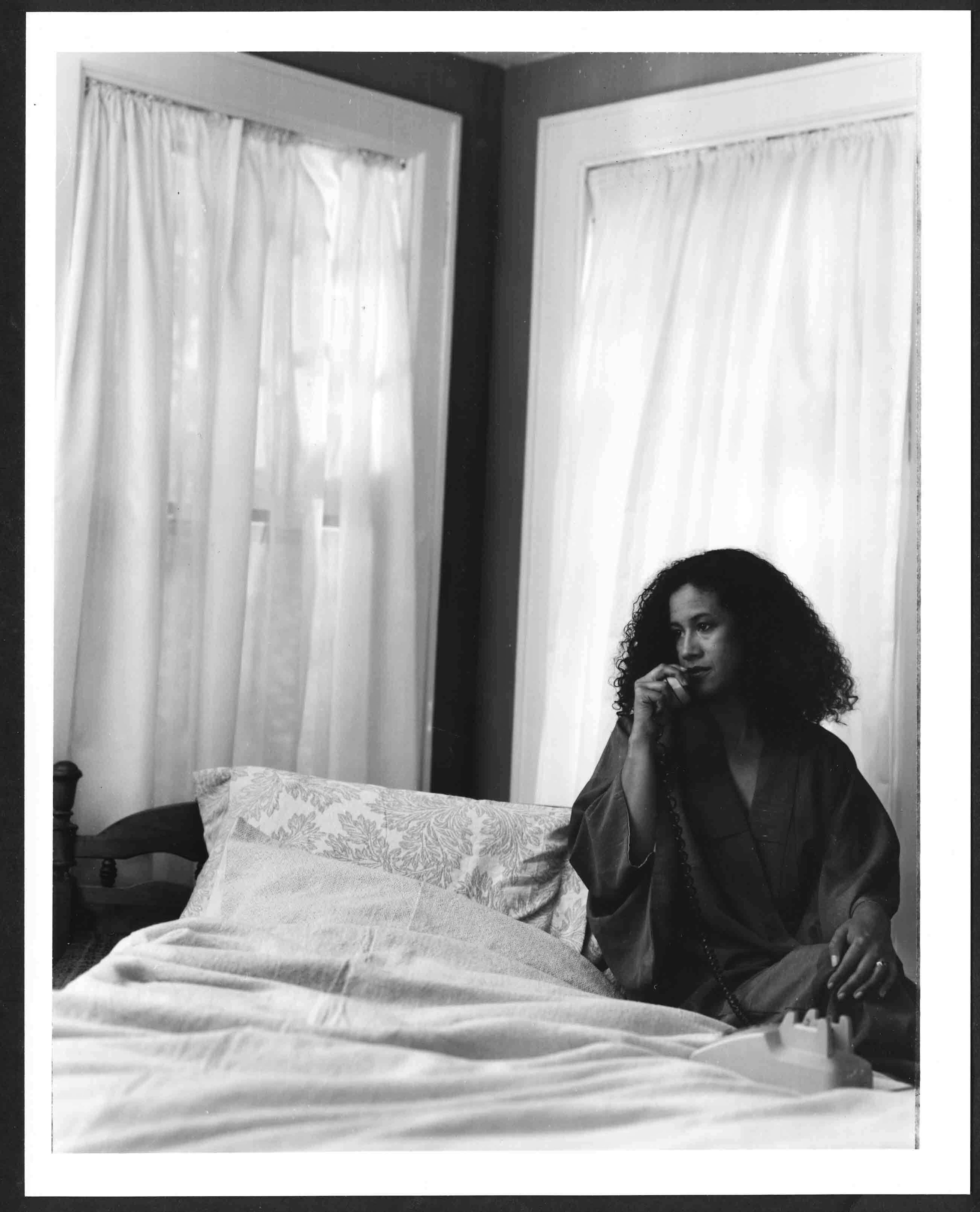 Lorna Simpson
Duet (film still), 2000
16mm-color film and mini DV transferred to DVD double projection, RT: 10 min.
Courtesy the artist